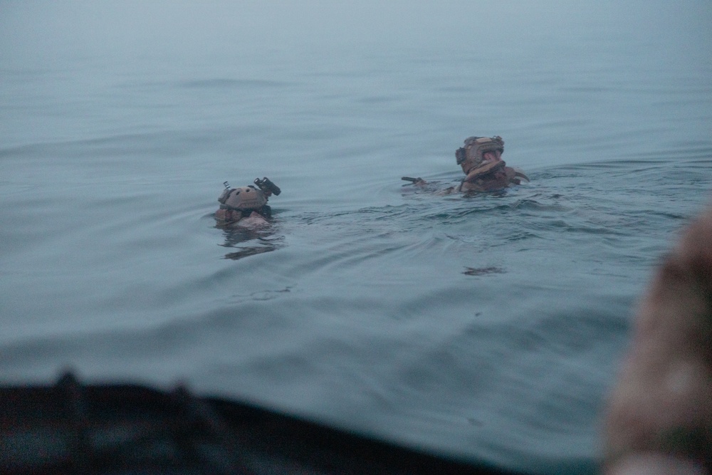 Recon Marines demonstrate amphibious lethality in France