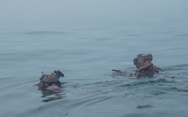 Recon Marines demonstrate amphibious lethality in France