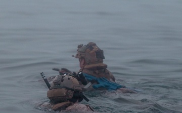 Recon Marines demonstrate amphibious lethality in France