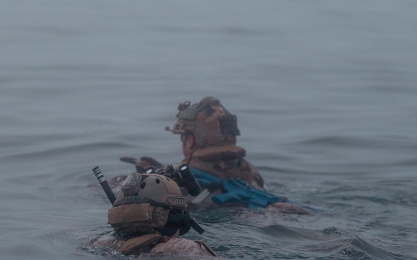 Recon Marines demonstrate amphibious lethality in France