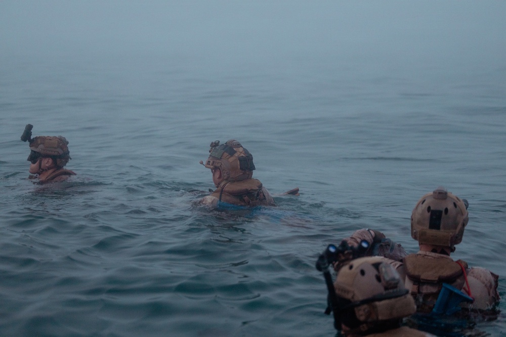Recon Marines demonstrate amphibious lethality in France