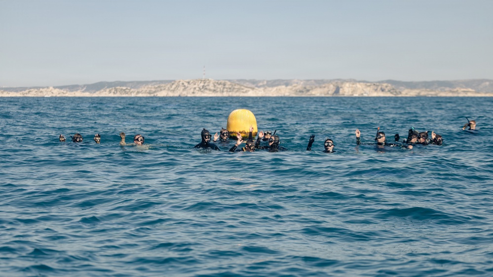 Recon Marines, French Foreign Legionnaires demonstrate amphibious capabilities during 2-kilometer surface swim in France