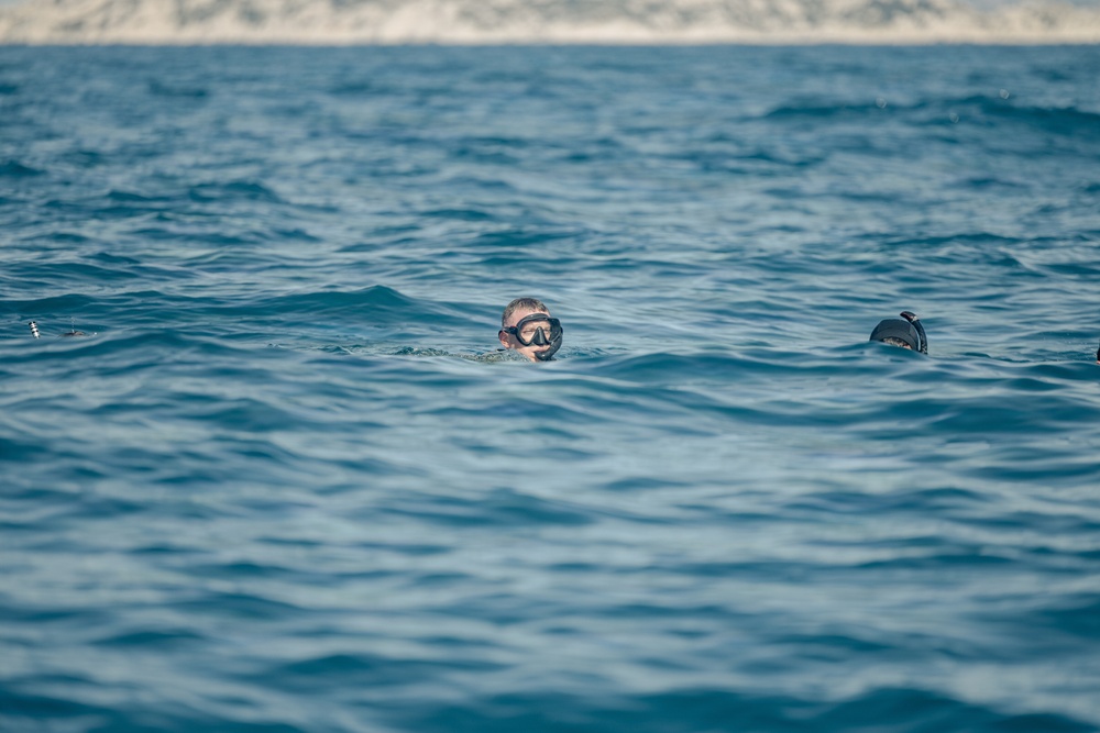 Recon Marines, French Foreign Legionnaires demonstrate amphibious capabilities during 2-kilometer surface swim in France