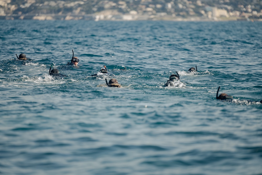 Recon Marines, French Foreign Legionnaires demonstrate amphibious capabilities during 2-kilometer surface swim in France