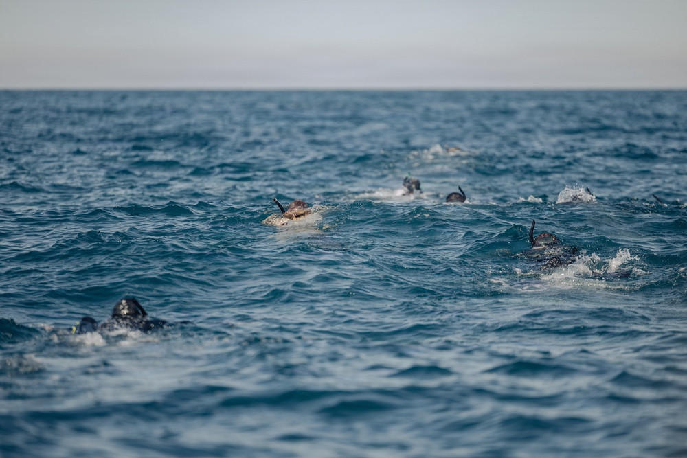 Recon Marines, French Foreign Legionnaires demonstrate amphibious capabilities during 2-kilometer surface swim in France