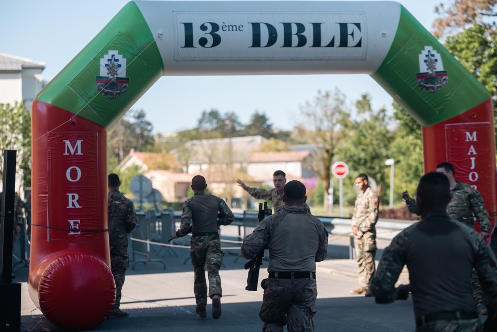 Recon Marines run 13-kilometers during French Foreign Legion battle commemoration