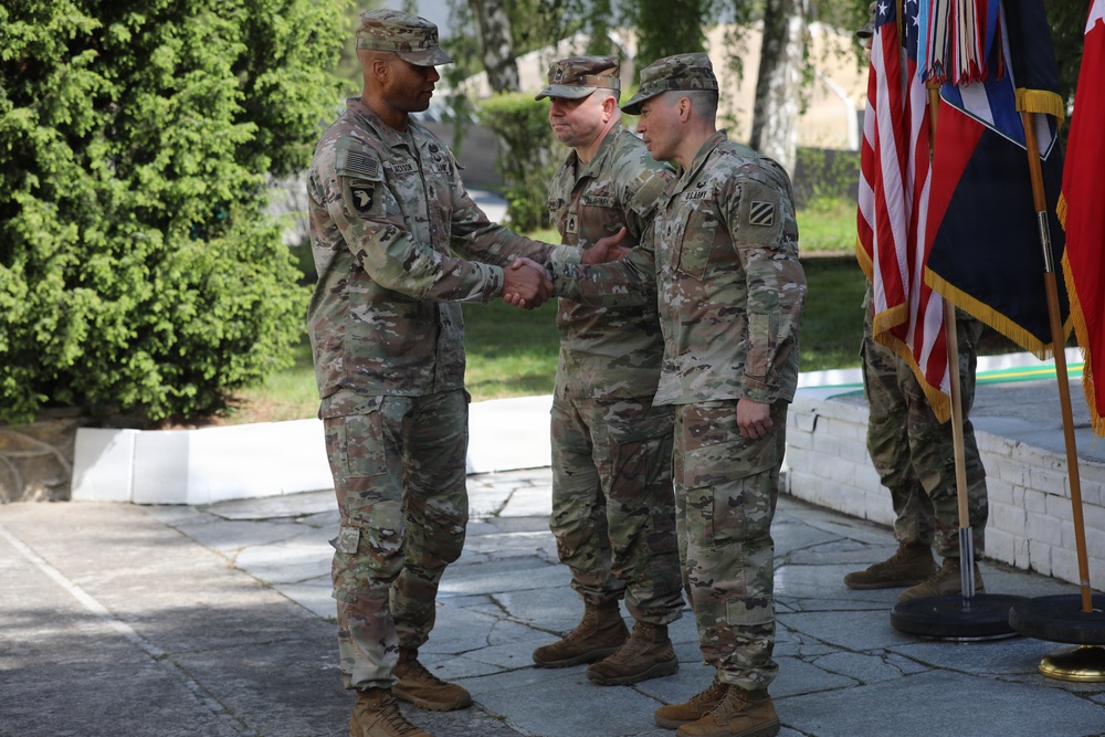 Marne leadership presents new division coins at ceremony