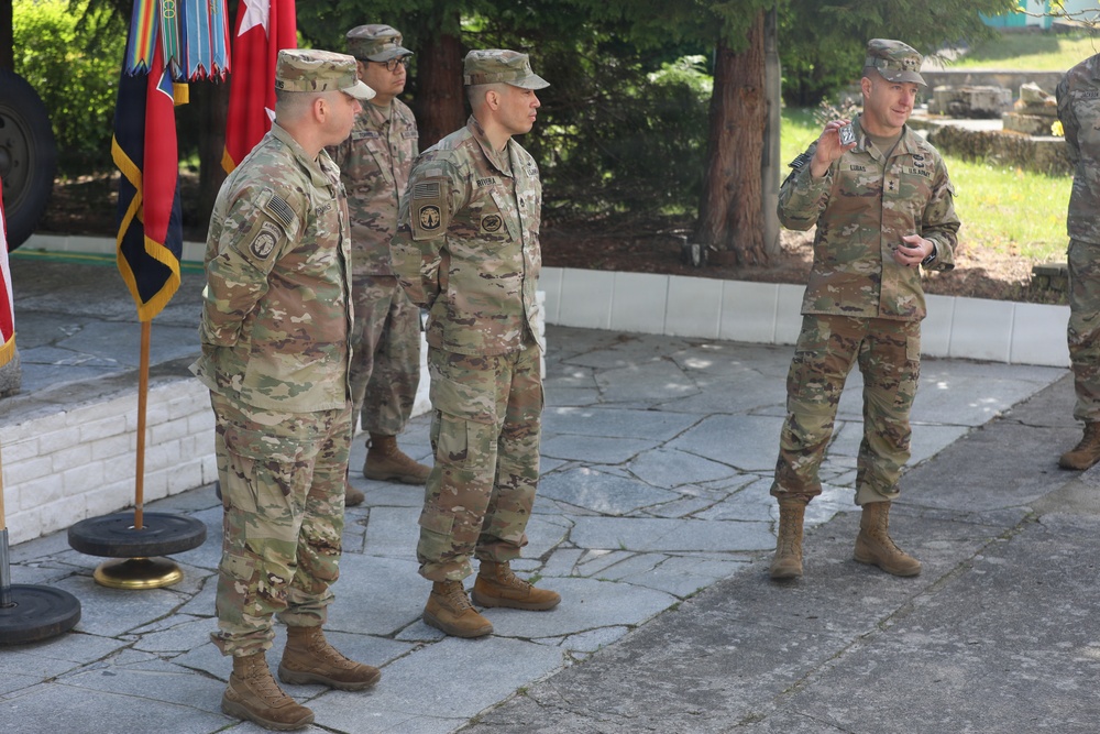 Marne leadership presents new division coins at ceremony