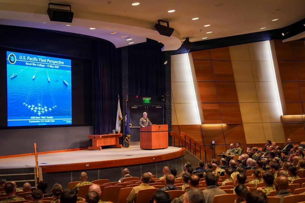 U.S. Pacific Fleet Commander Adm. Koehler awarded Distinguished Graduate Leadership Award