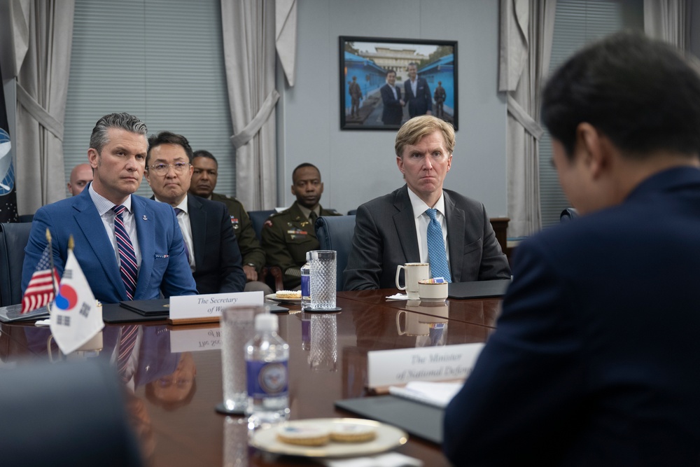 SW Hosts ROK MinDef Ahn