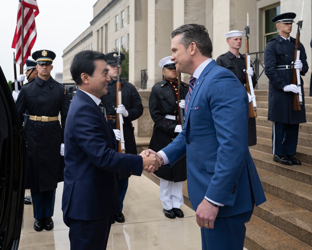 SW Hosts ROK MinDef Ahn