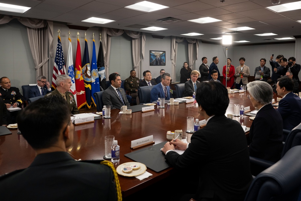 SW Hosts ROK MinDef Ahn
