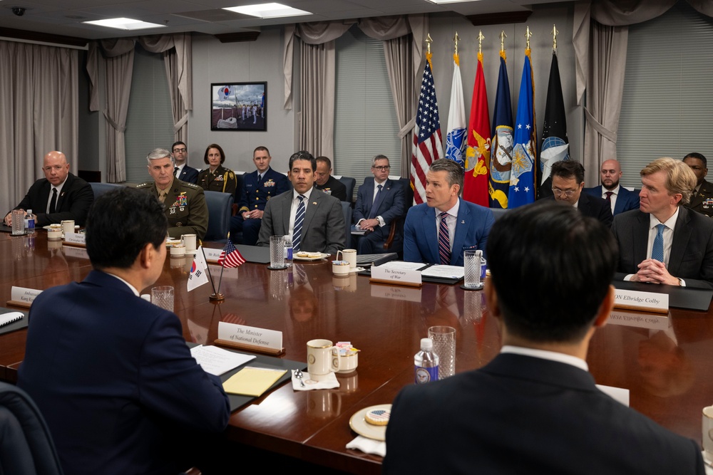 SW Hosts ROK MinDef Ahn