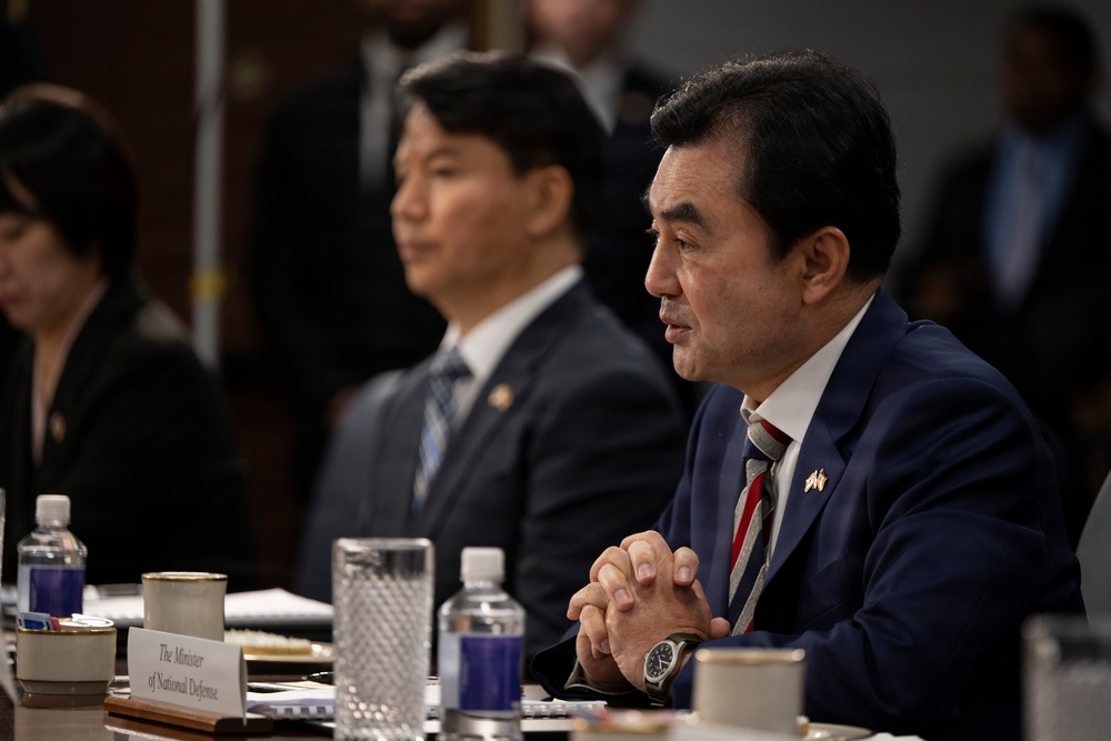 SW Hosts ROK MinDef Ahn