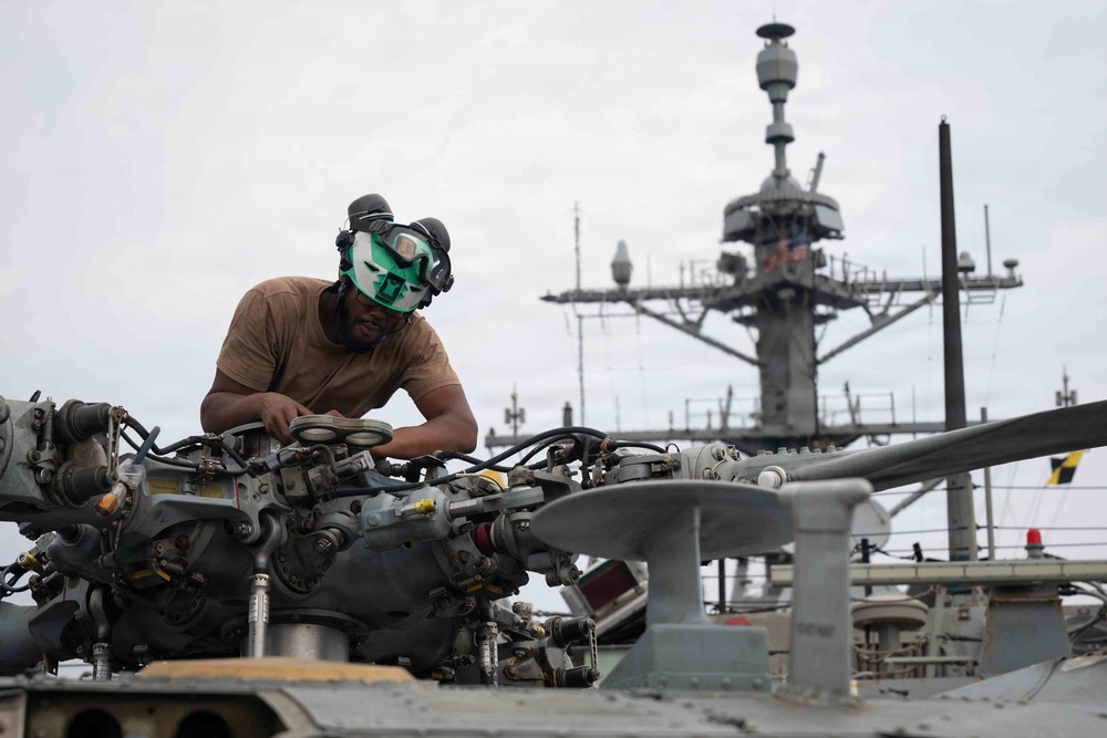 USS Pinckney Conducts Maintenance