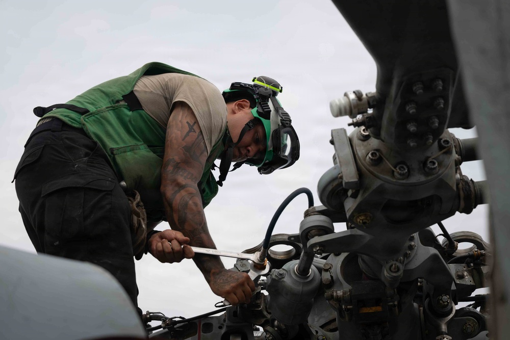 USS Pinckney Conducts Maintenance
