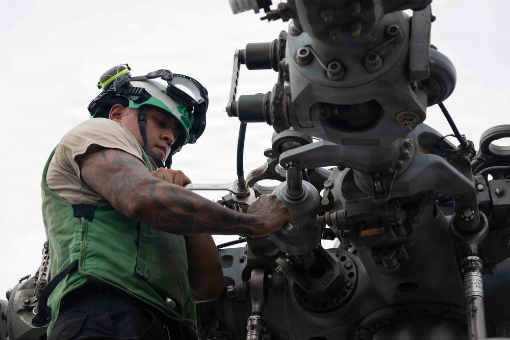 USS Pinckney Conducts Maintenance