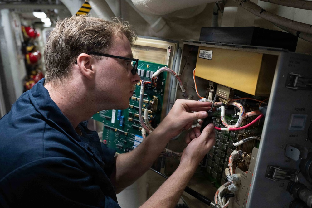 USS Pinckney Conducts Maintenance