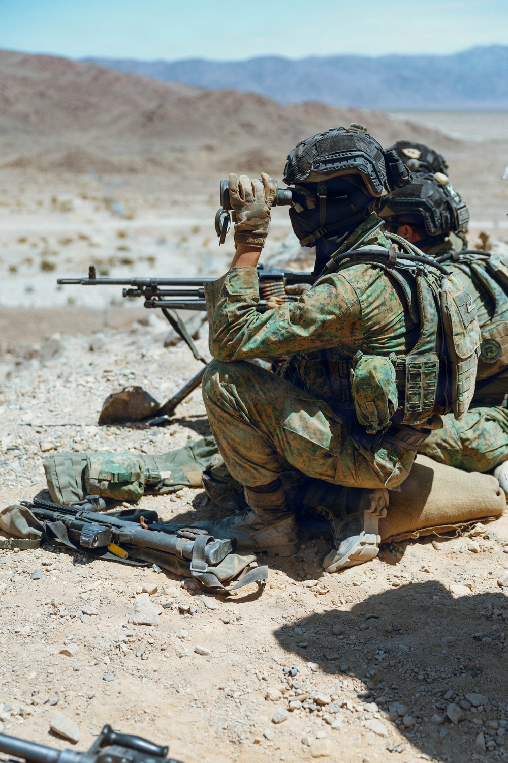 Singaporean Guardsmen and U.S. Marines Conduct an exercise at Range 410A