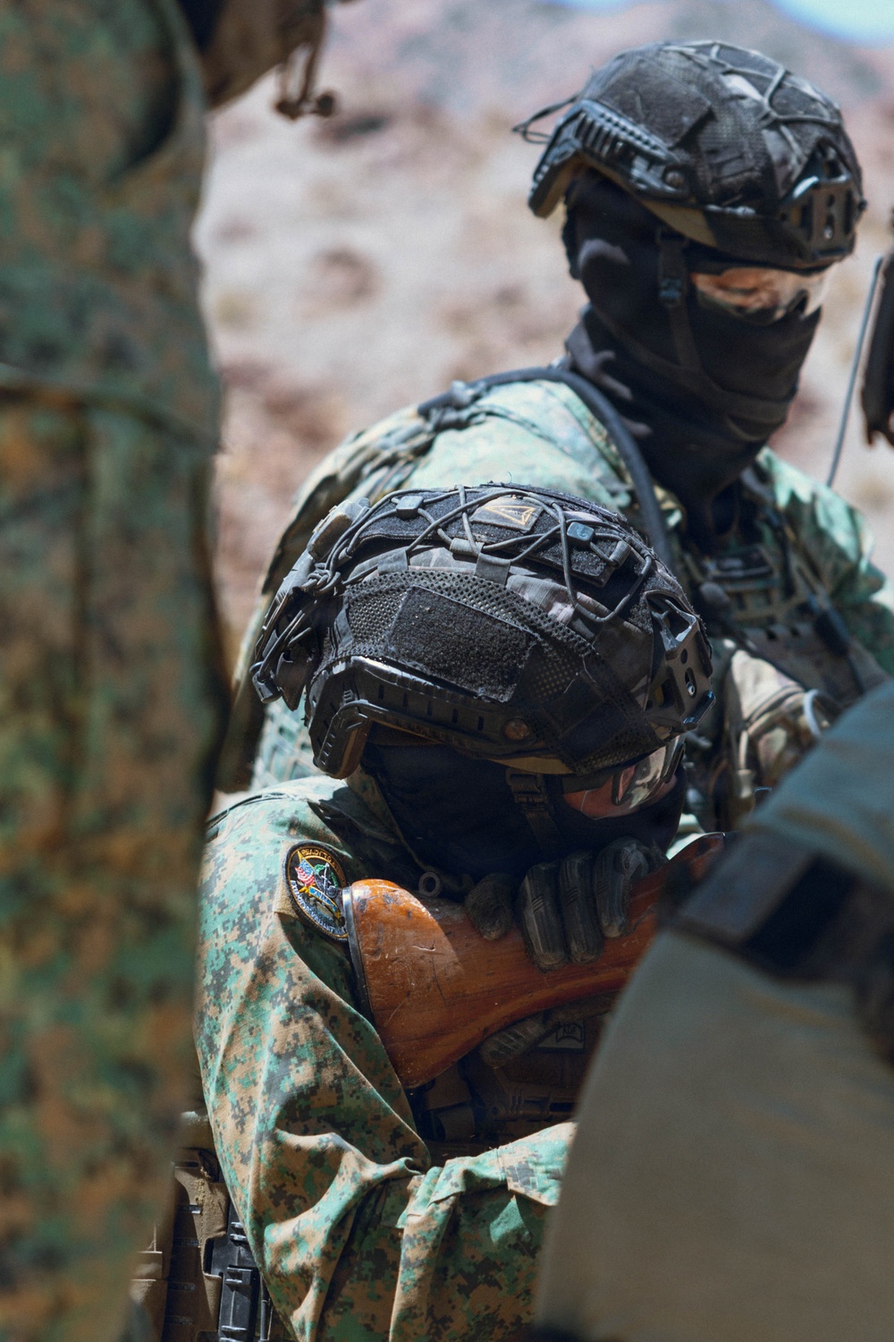 Singaporean Guardsmen and U.S. Marines Conduct an exercise at Range 410A