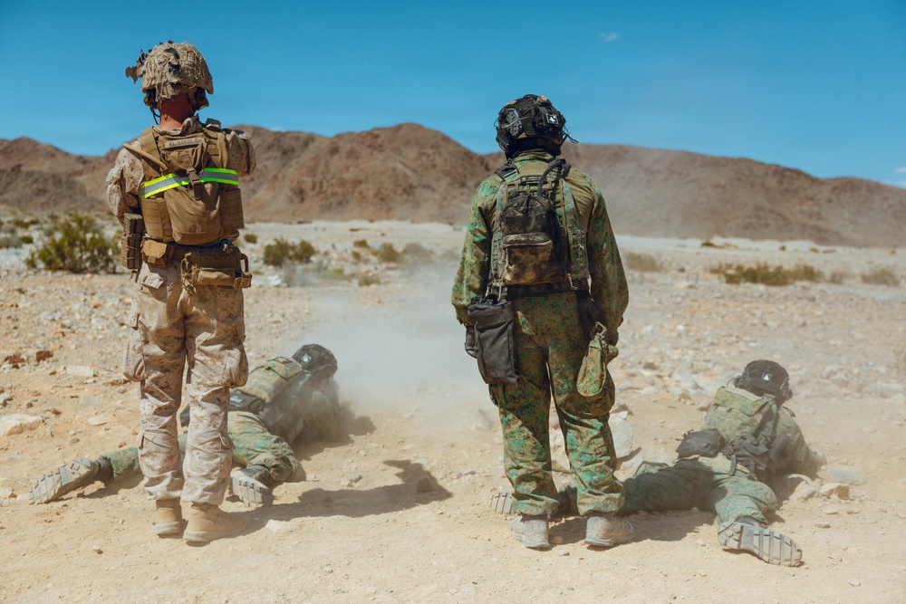 Singaporean Guardsmen and U.S. Marines Conduct an exercise at Range 410A