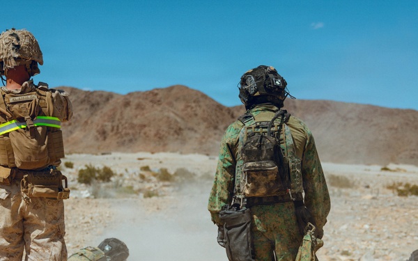 Singaporean Guardsmen and U.S. Marines Conduct an exercise at Range 410A