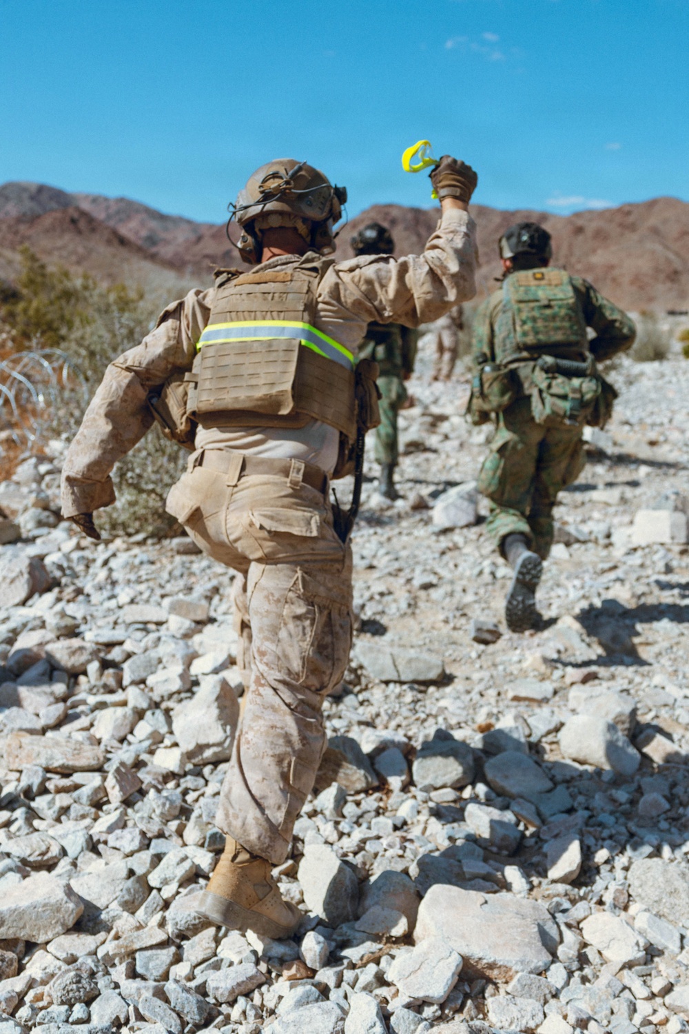 Singaporean Guardsmen and U.S. Marines Conduct an exercise at Range 410A