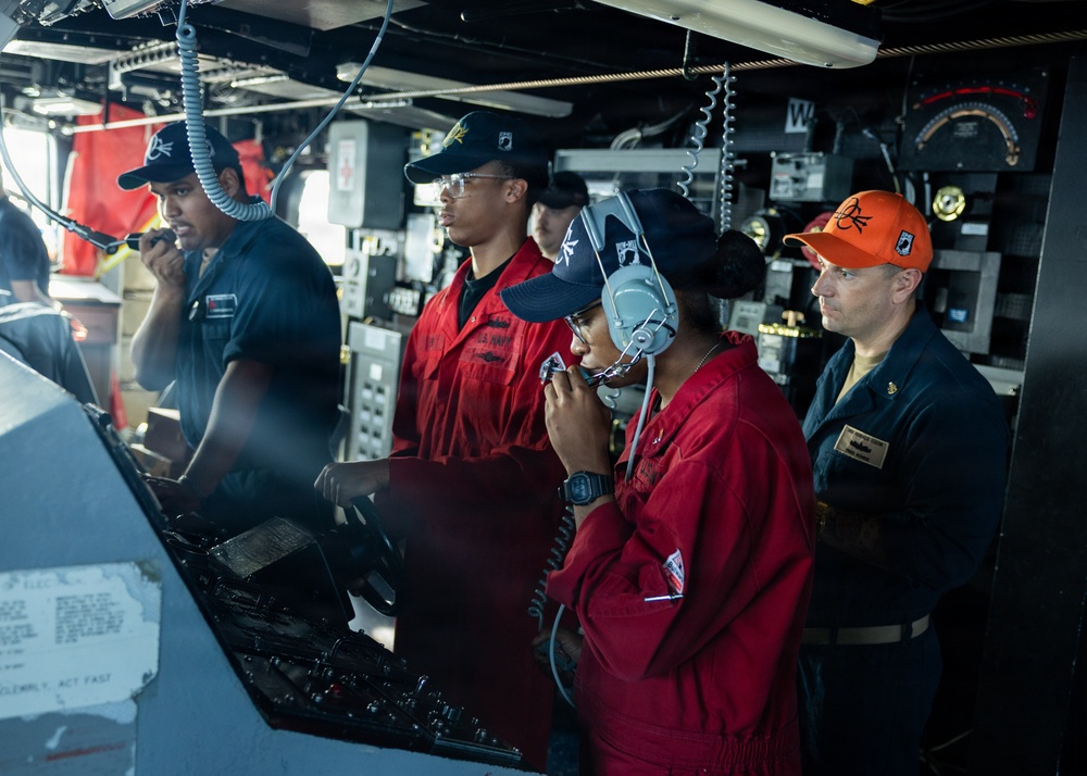 USS Donald Cook (DDG 75) Underway