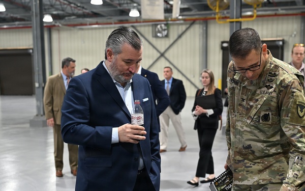 Cruz tours Red River, emphasizes role in Army Readiness
