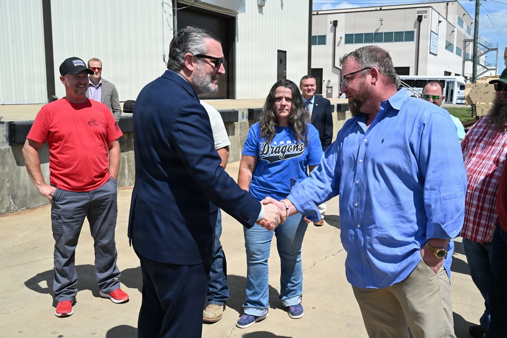Cruz tours Red River, emphasizes role in Army Readiness