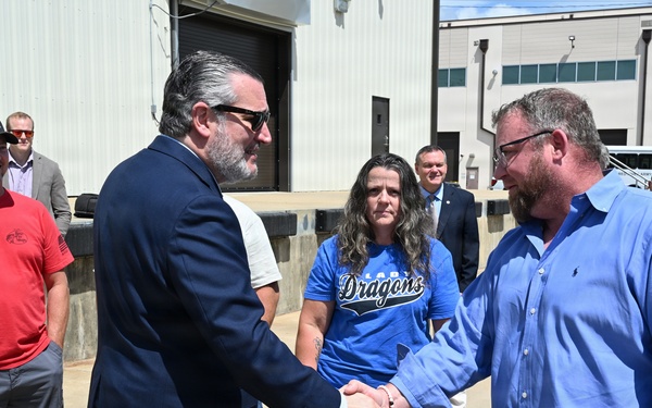 Cruz tours Red River, emphasizes role in Army Readiness