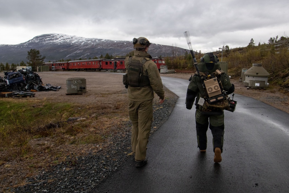 EODMU 8 and Royal Norwegian Navy conduct Improvised Explosive Device Drill during Bilateral Exercise