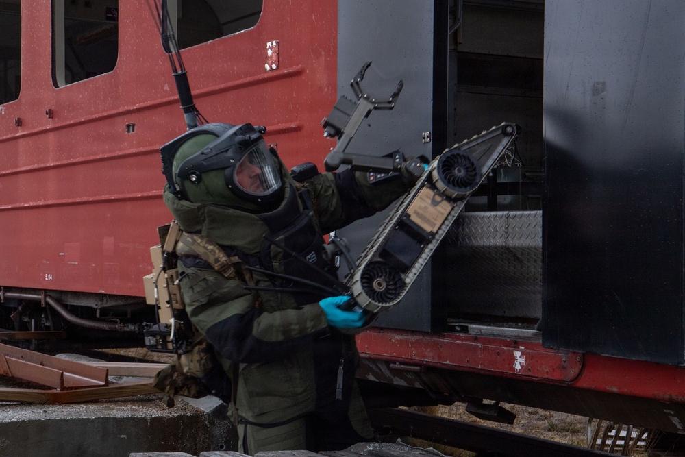EODMU 8 and Royal Norwegian Navy conduct Improvised Explosive Device Drill during Bilateral Exercise