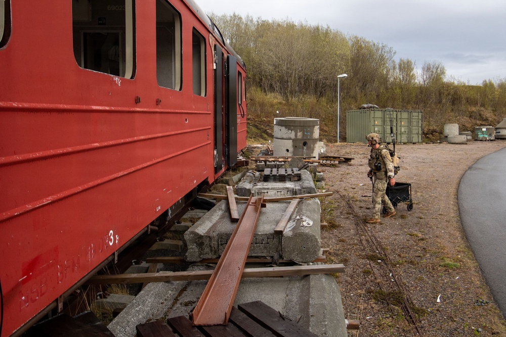 EODMU 8 and Royal Norwegian Navy conduct Improvised Explosive Device Drill during Bilateral Exercise
