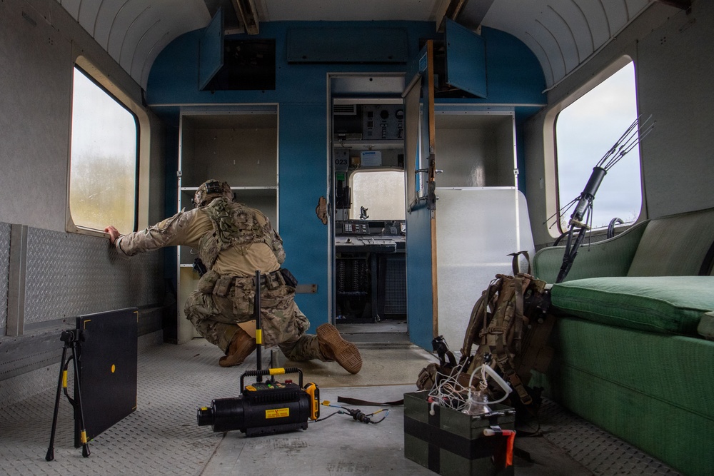EODMU 8 and Royal Norwegian Navy conduct Improvised Explosive Device Drill during Bilateral Exercise