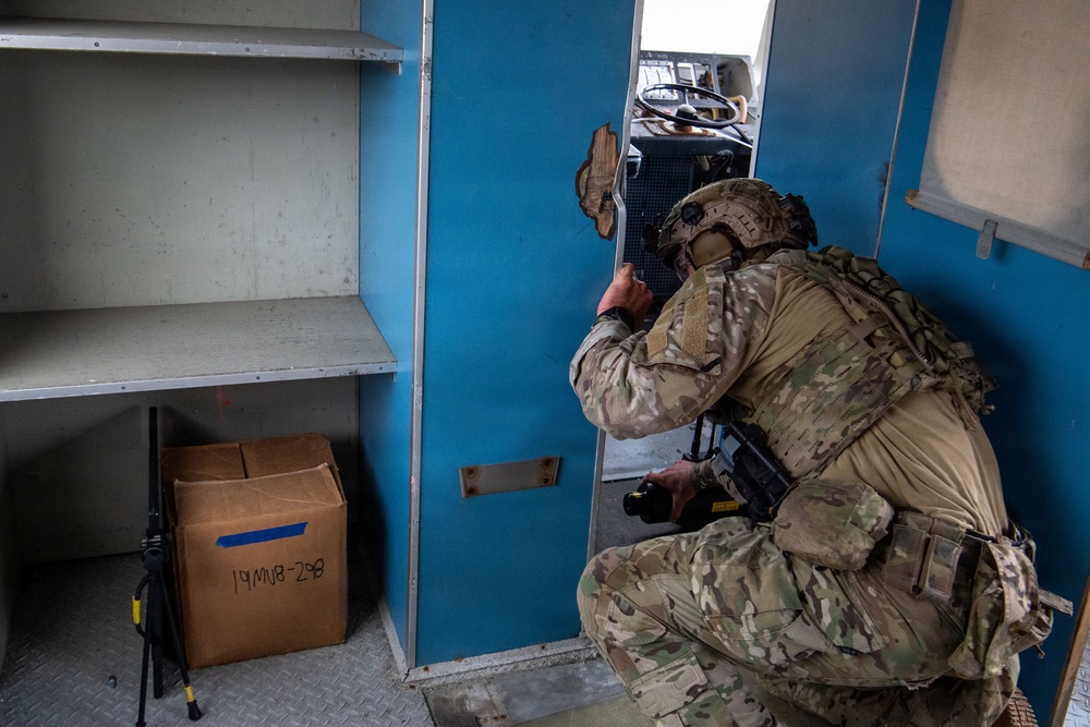 EODMU 8 and Royal Norwegian Navy conduct Improvised Explosive Device Drill during Bilateral Exercise
