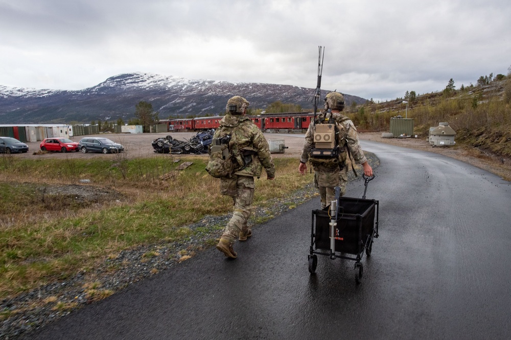 EODMU 8 and Royal Norwegian Navy conduct Improvised Explosive Device Drill during Bilateral Exercise