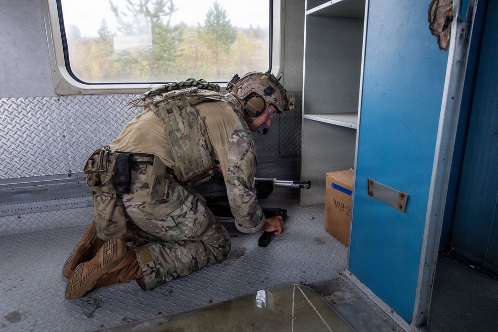 EODMU 8 and Royal Norwegian Navy conduct Improvised Explosive Device Drill during Bilateral Exercise