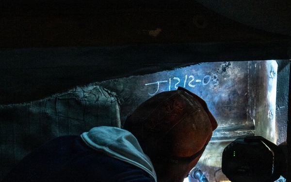 USS Kentucky (SSBN 737) undergoes hull welding at Naval Base Kitsap-Bangor