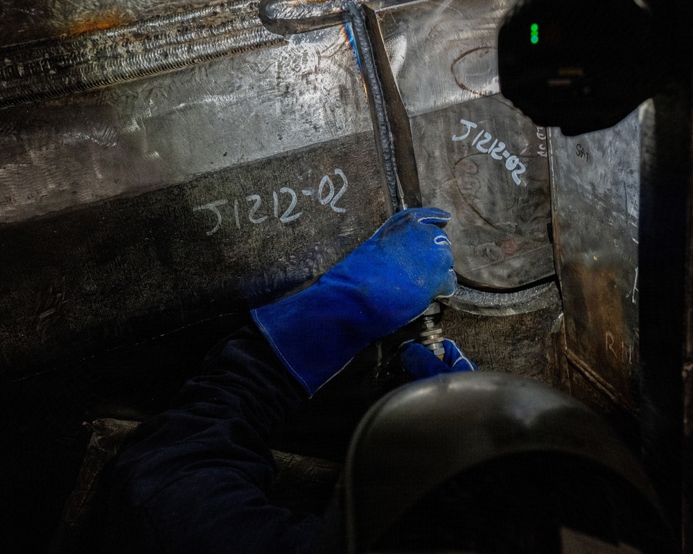 USS Kentucky (SSVN 737) undergoes hull welding at Naval Base Kitsap-Bangor