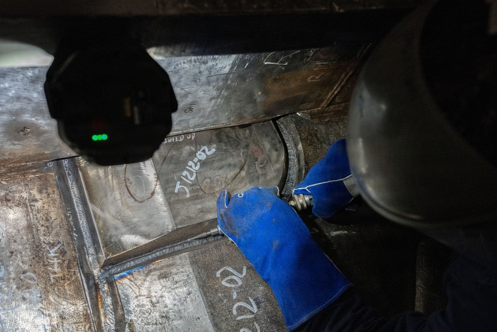 USS Kentucky (SSVN 737) undergoes hull welding at Naval Base Kitsap-Bangor