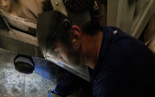 USS Kentucky (SSBN 737) undergoes hull welding at Naval Base Kitsap-Bangor
