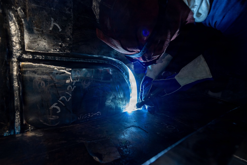 USS Kentucky (SSVN 737) undergoes hull welding at Naval Base Kitsap-Bangor