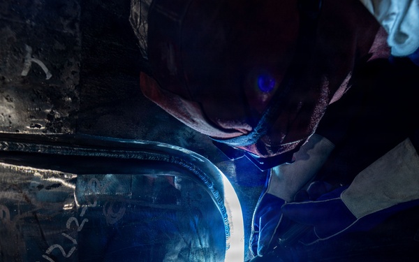 USS Kentucky (SSBN 737) undergoes hull welding at Naval Base Kitsap-Bangor