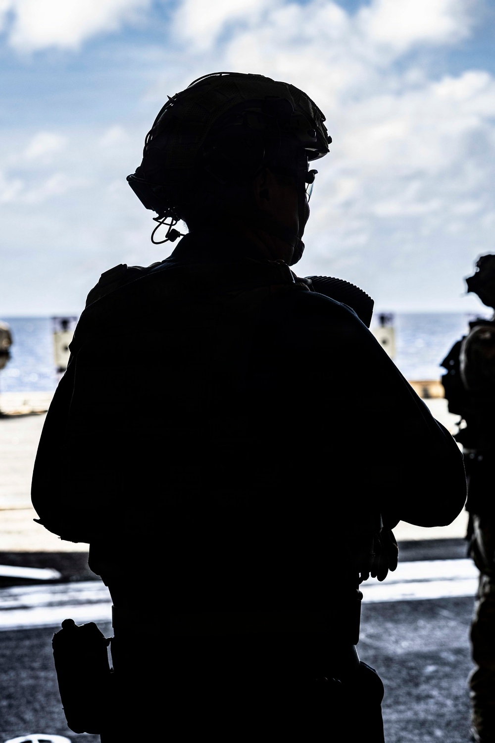 Iwo ARG Commodore and 22nd MEU Commanding Officer Participate In Live Fire Exercise