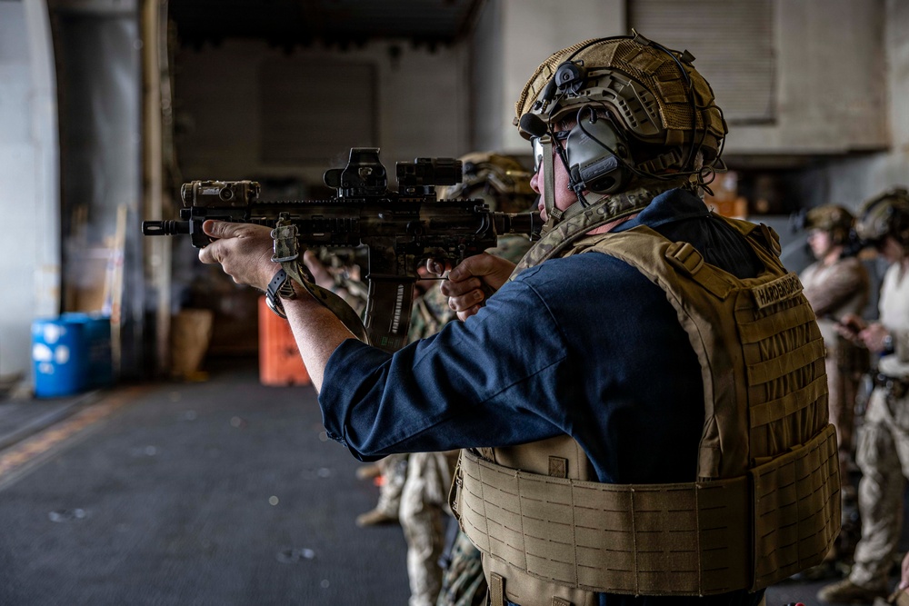 Iwo ARG Commodore and 22nd MEU Commanding Officer Participate In Live Fire Exercise
