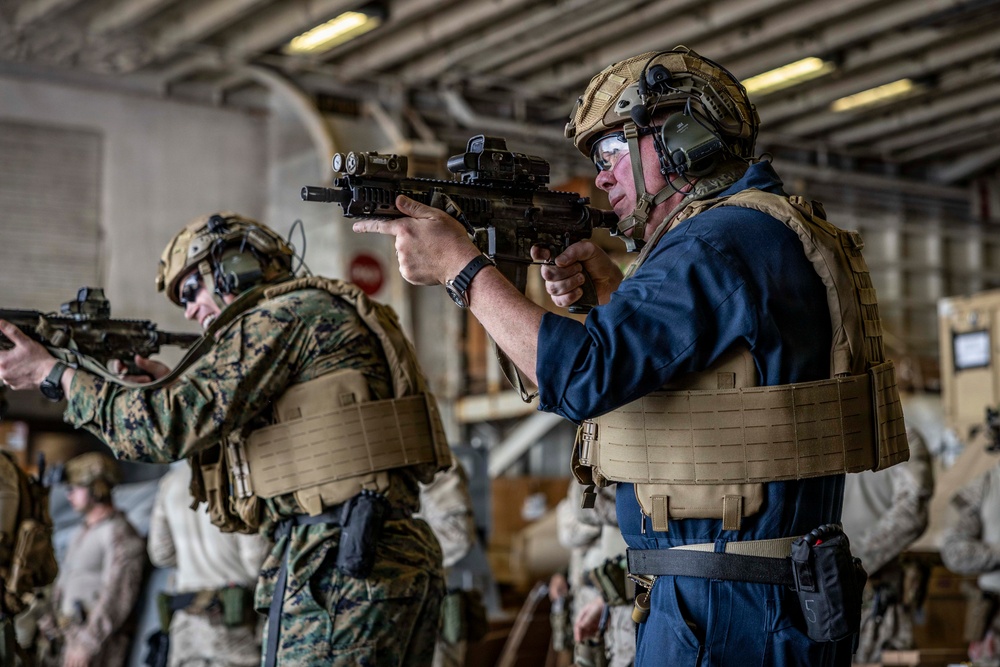 Iwo ARG Commodore and 22nd MEU Commanding Officer Participate In Live Fire Exercise