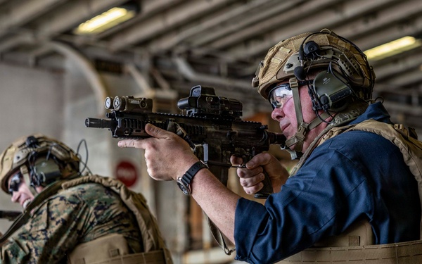 Iwo ARG Commodore and 22nd MEU Commanding Officer Participate In Live Fire Exercise