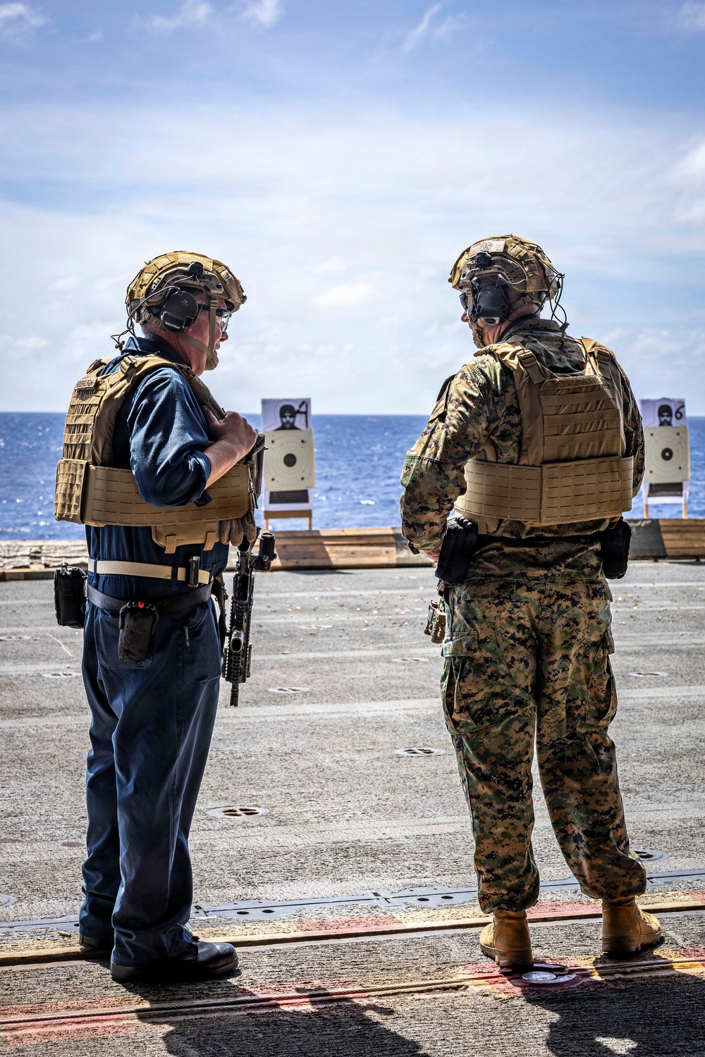Iwo ARG Commodore and 22nd MEU Commanding Officer Participate In Live Fire Exercise