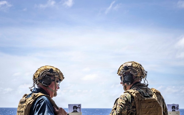 Iwo ARG Commodore and 22nd MEU Commanding Officer Participate In Live Fire Exercise